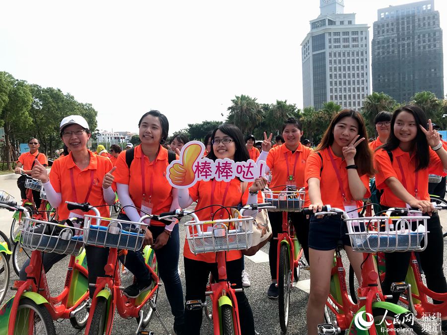 參加騎行活動的兩岸女大學生。詹托榮攝