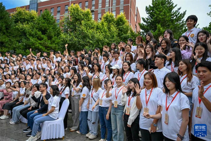 8月20日，參加第三十屆海峽兩岸大學生新聞營的師生們合影。新華社記者 連振 攝