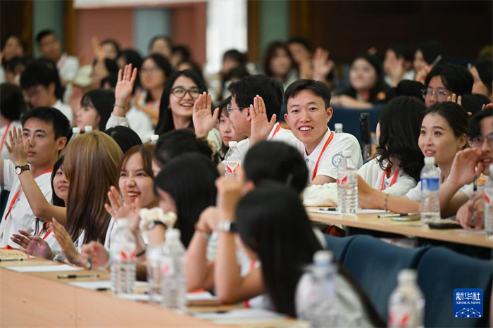 8月20日，學生們參加第三十屆海峽兩岸大學生新聞營活動。新華社記者 連振 攝