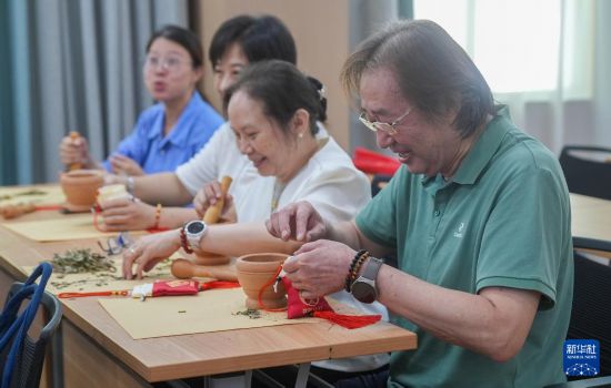 7月5日，在湖北省武漢市葉開泰中醫(yī)藥文化園，“海峽兩岸媒體荊楚行”參訪團(tuán)成員體驗(yàn)制作香包。新華社記者 杜子璇 攝