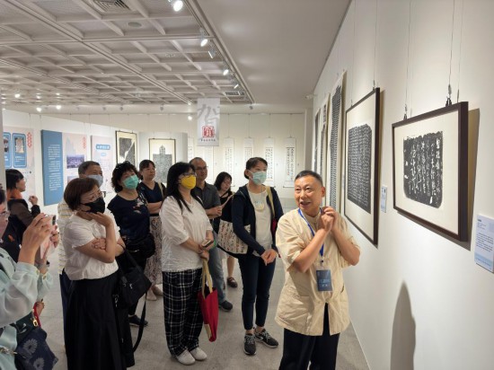 7月20日，人們在“西安碑林海峽兩岸臨書展”現(xiàn)場參觀。新華社記者 王承昊 攝